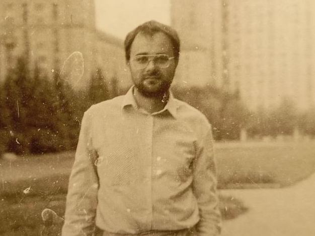 Дмитрий Пожарский рядом с Главным зданием МГУ, 1981 год