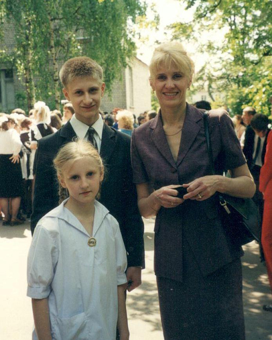 Андрей Яцун с сестрой и мамой в школьные годы