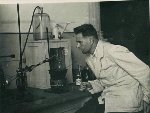 Федор Пожарский в лаборатории РГУ, 1946 год