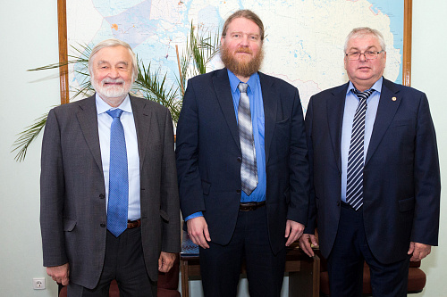 Сергей Кривовичев с академиком РАН Александром Глико (слева) и членом-корреспондентом РАН Константином Лобановым (справа)