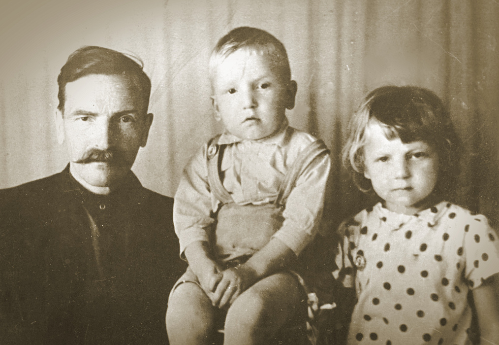 Герасим Кривовичев с детьми от второго брака — Владимиром и Инной, Сталинбад, 1949 год