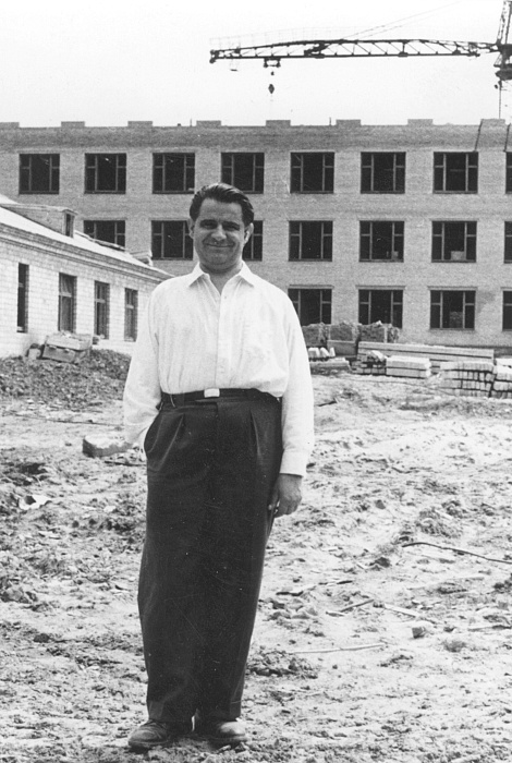 Михаил Чумаков во время строительства института, 1959 год