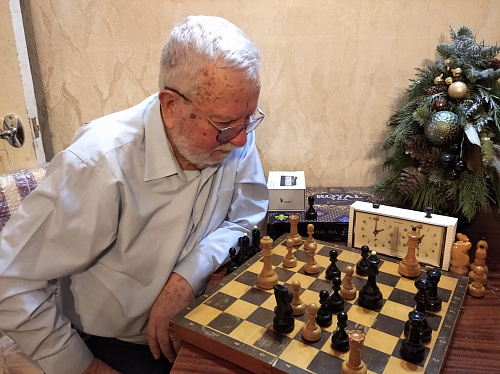 Александр Федорович Пожарский за игрой в шахматы, 2022 год