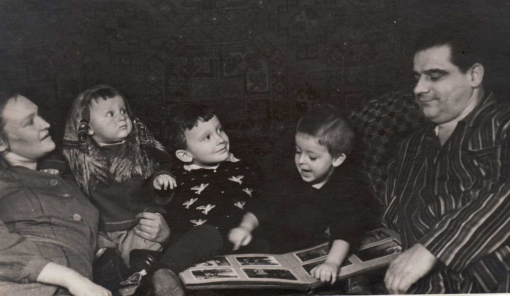 Марина Ворошилова и Михаил Чумаков с детьми, 1954 год