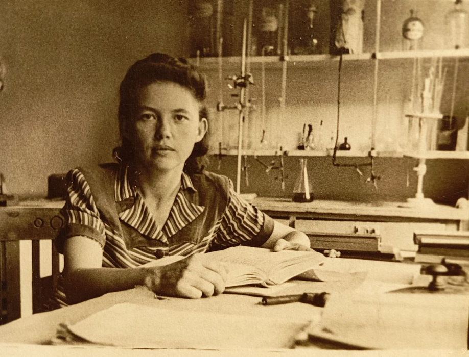 Галина Михайлова (бабушка Елены Пожарской) в лаборатории, 1947 год