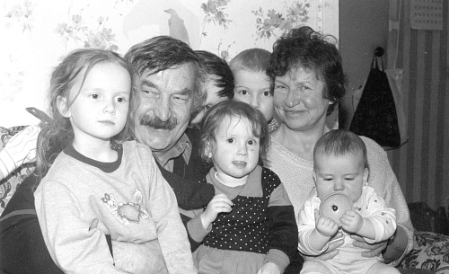 Владимир Кривовичев и Галина Старова с внуками, 2002 год
