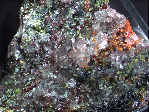 Минерал владкривовичевит — желто-зеленые зерна. Из личного архива Сергея Кривовичева