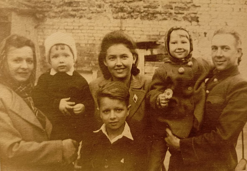 Слева направо: Ирина Пожарская, Миша (брат Александра Пожарского), Александр Пожарский, Галина  Михайлова, Наташа (мать Елены Пожарской), Анатолий Михайлов (муж Галины Михайловой), 1949 год