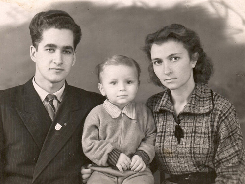 Александр Солдатов с родителями, 1950-е годы