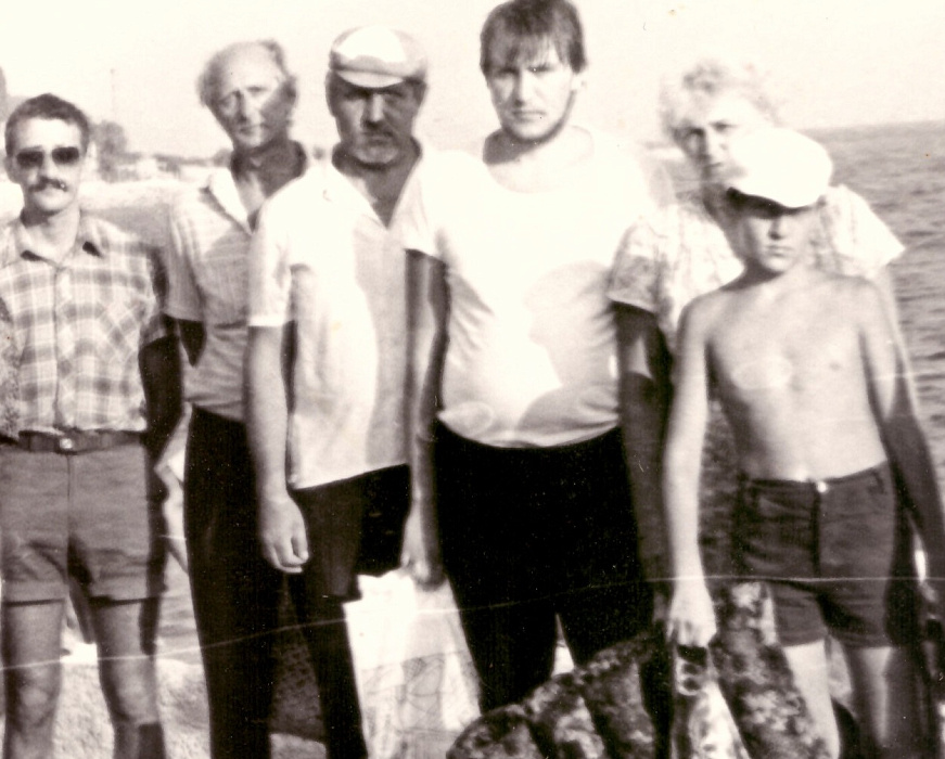 Вадим, Владимир (дядя), Виктор, Александр, Вера и Виктор Аксеновы