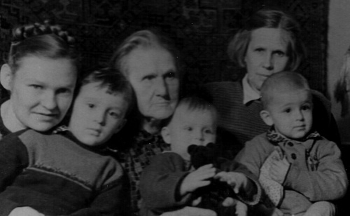 Петр Чумаков (крайний справа) в окружении братьев, Ильи и Кости, мамы Марины Ворошиловой, бабушки Екатерины Грудинской и прабабушки Александры Инштетовой. Четыре поколения научной династии